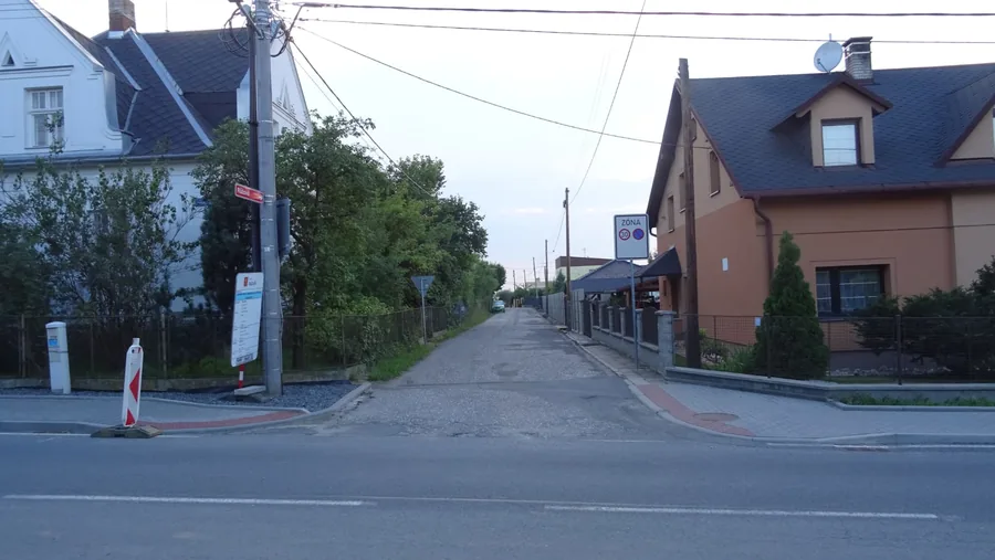 Vjezd do ulice Růžová v Raduni z hlavní silnice