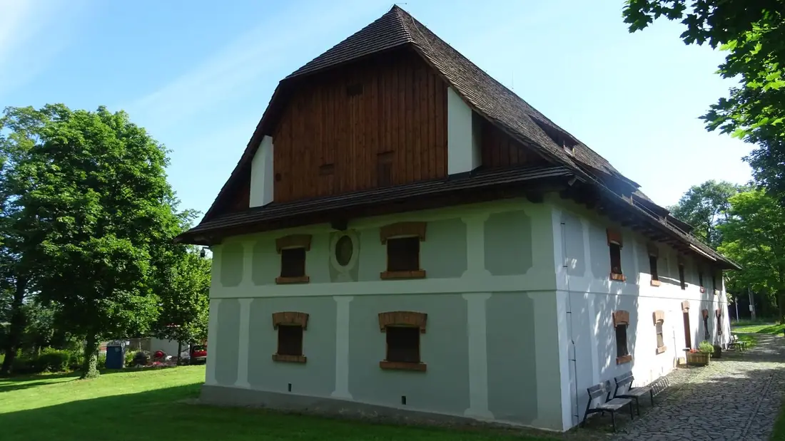 Historická budova zámecké sýpky v areálu zámku, zachycená z dronu.