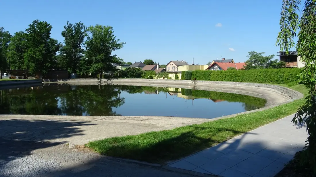 Pohled z dronu na plochu bývalého rybníka u restaurace Raduňka a přístupovou cestu k hřišti.