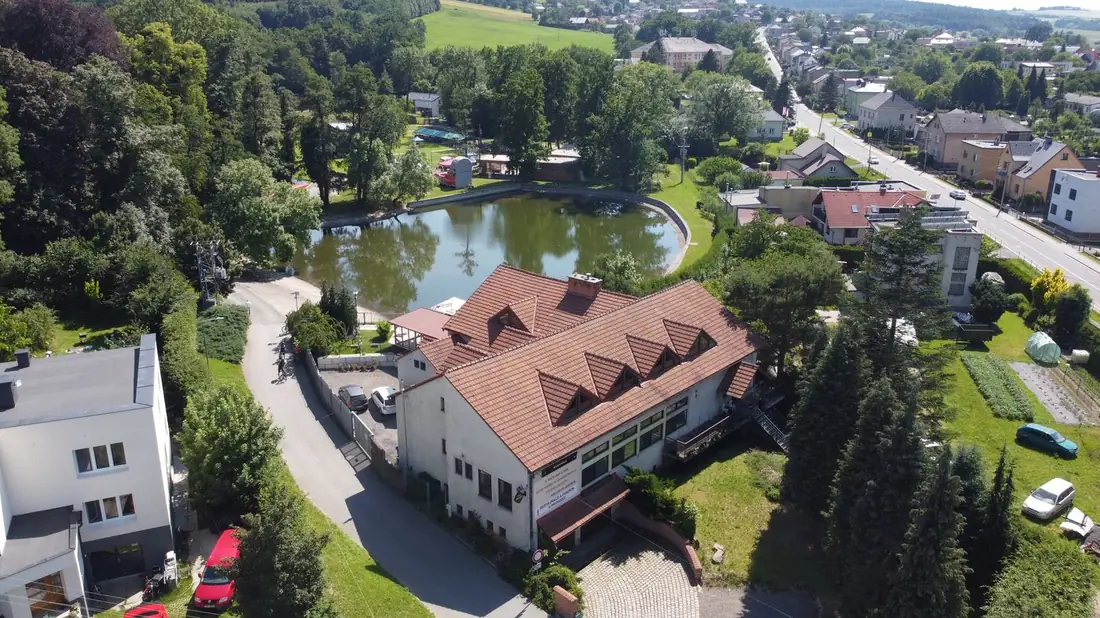 Víceúčelová vodní nádrž napájená z potoka Raduňka, pohled z dronu.