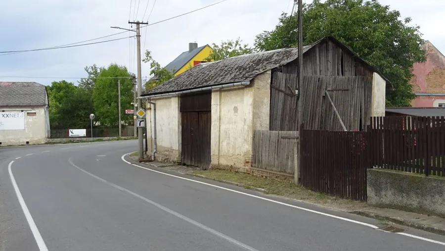 Zarostlý chodník v centru Raduně po odstranění zeleně na základě upozornění sdružení Raduňáci