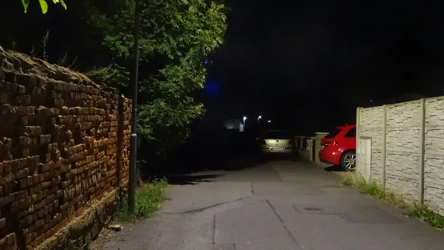 Stejná neosvětlená ulice v Raduni v noci